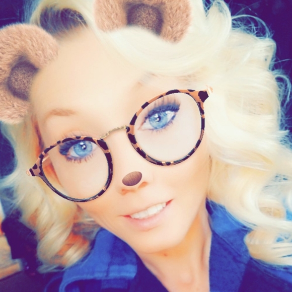 Meet your Posher, Carissa - Picture 2 of 2